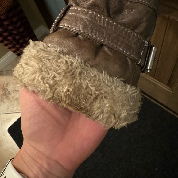 Danier Leather Ladies Leather Jacket -Beautiful Olive Green - Picture 7 of 7